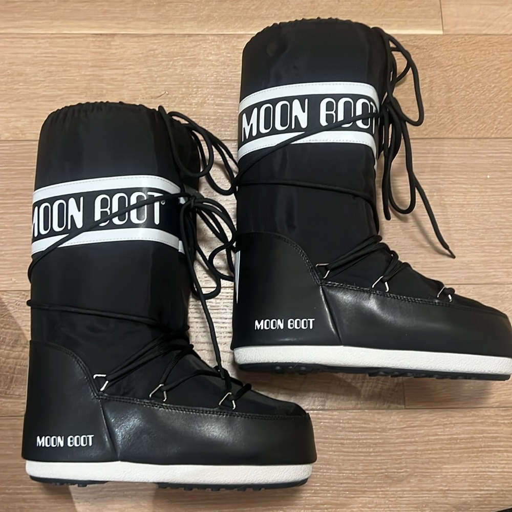 Moon Boot- Black & white, Size 39/40 (9) NWT